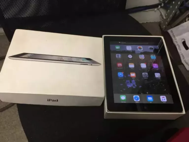 iPad - 16 GB - Black/White — Juoda/Balta